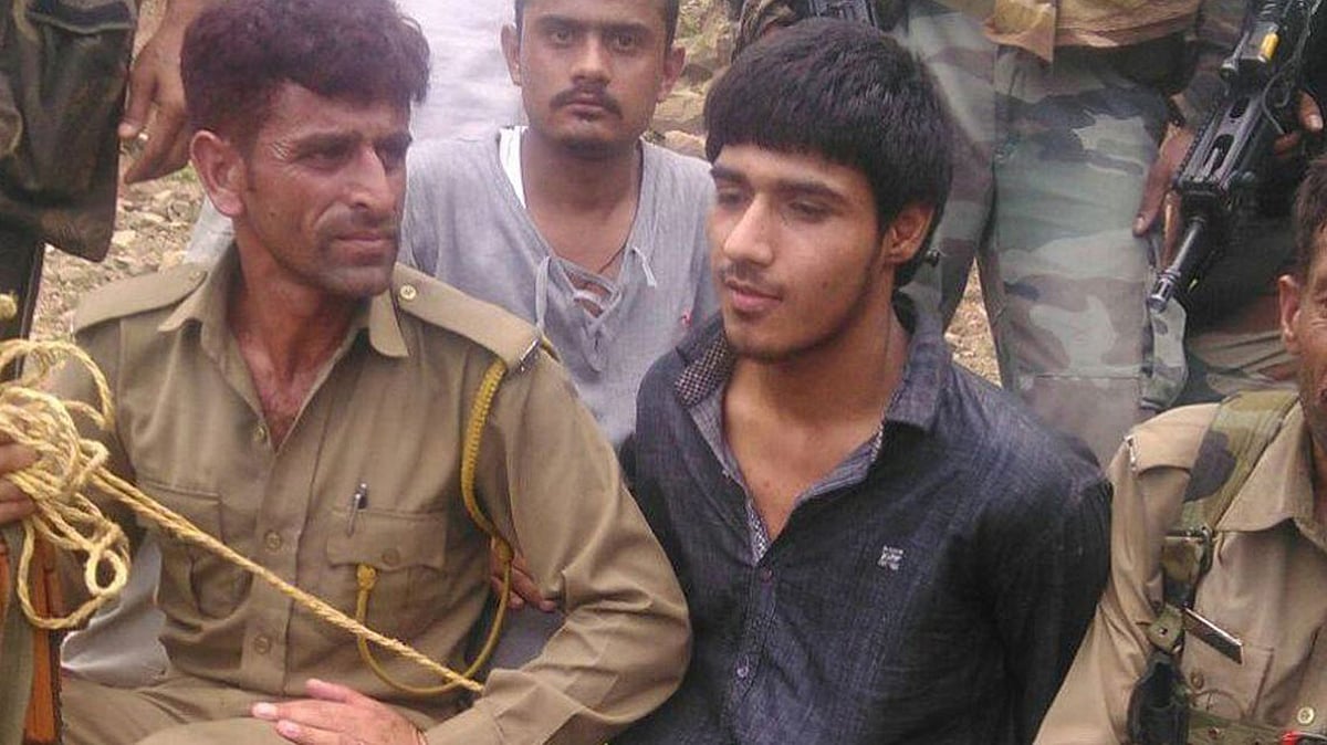 Naveed with a police official after he was captured from Udhampur, J&K.