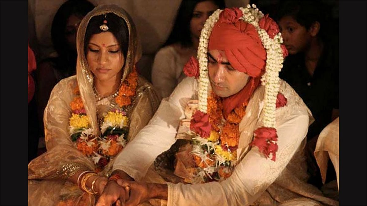 Ranvir Shorey and Konkona Sen Sharma at their 2010 wedding ceremony (Photo: Twitter/<a href="https://twitter.com/buzzingnowin/status/643387860842745856">@buzzingnowin</a>)