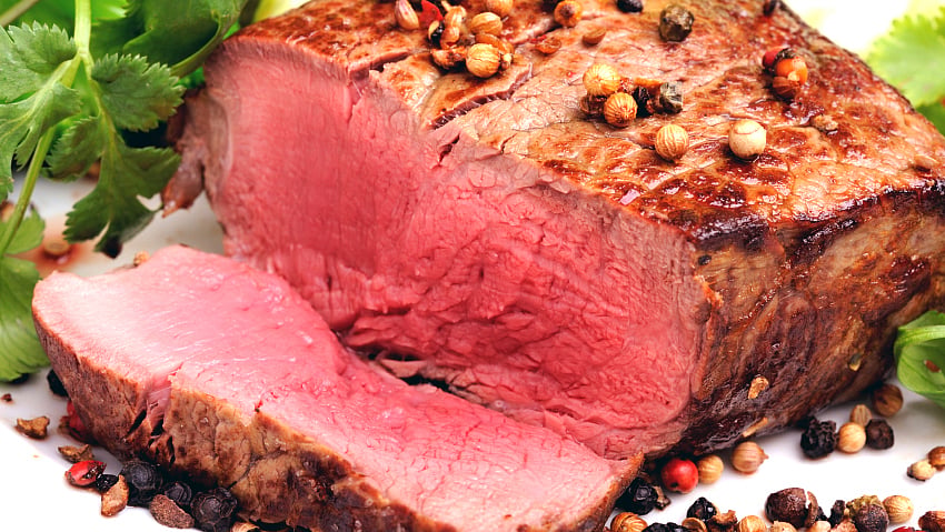 For an individual, the risk of developing colorectal cancer because of the consumption of processed meat remains small, but this risk increases with the amount of meat consumed (Photo: iStock)