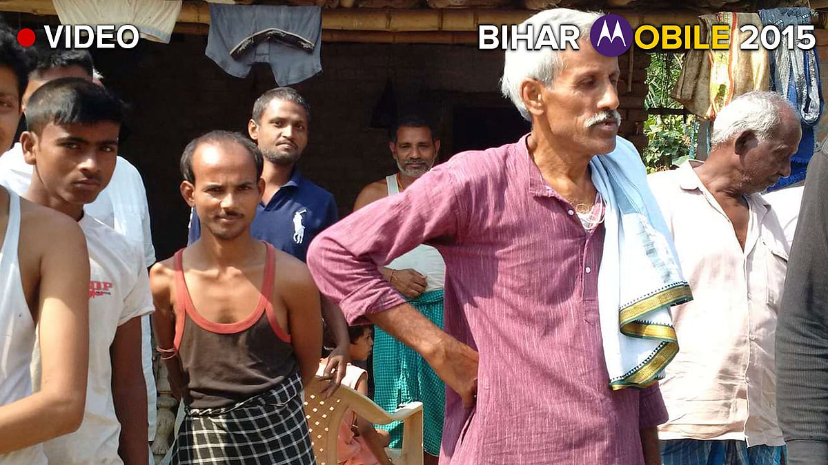 A section of voters from the Yadav community of Dawoodnagar-Chakgadoh village in Raghopur Assembly constituency. (Photo: <b>The Quint</b>)