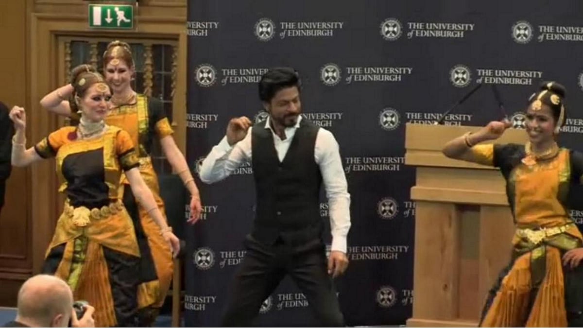 Shah Rukh Khan doing the ‘<i>lungi</i> dance’ at the University of Edinburgh (Photo:<a href="https://twitter.com/search?f=images&vertical=default&q=shah%20rukh%20dance%20edinburg&src=typd"> Twitter/@SRKUniversityMasia</a>)