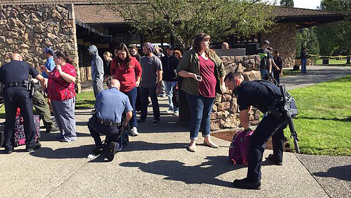 Police search bags at Umpqua Community College. (Photo: Twitter/<a href="https://twitter.com/MikeSullPhoto/status/649654575943684096">@<b>MikeSullPhoto</b></a>)