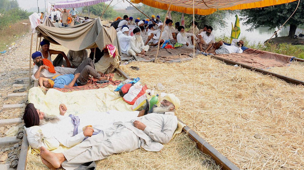 Farmers resting on rail tracks near Amrisar on the fourth day of their rail roko agitation demanding compensation to cotton growers for their crop loss, October 10, 2015. (Photo: PTI)