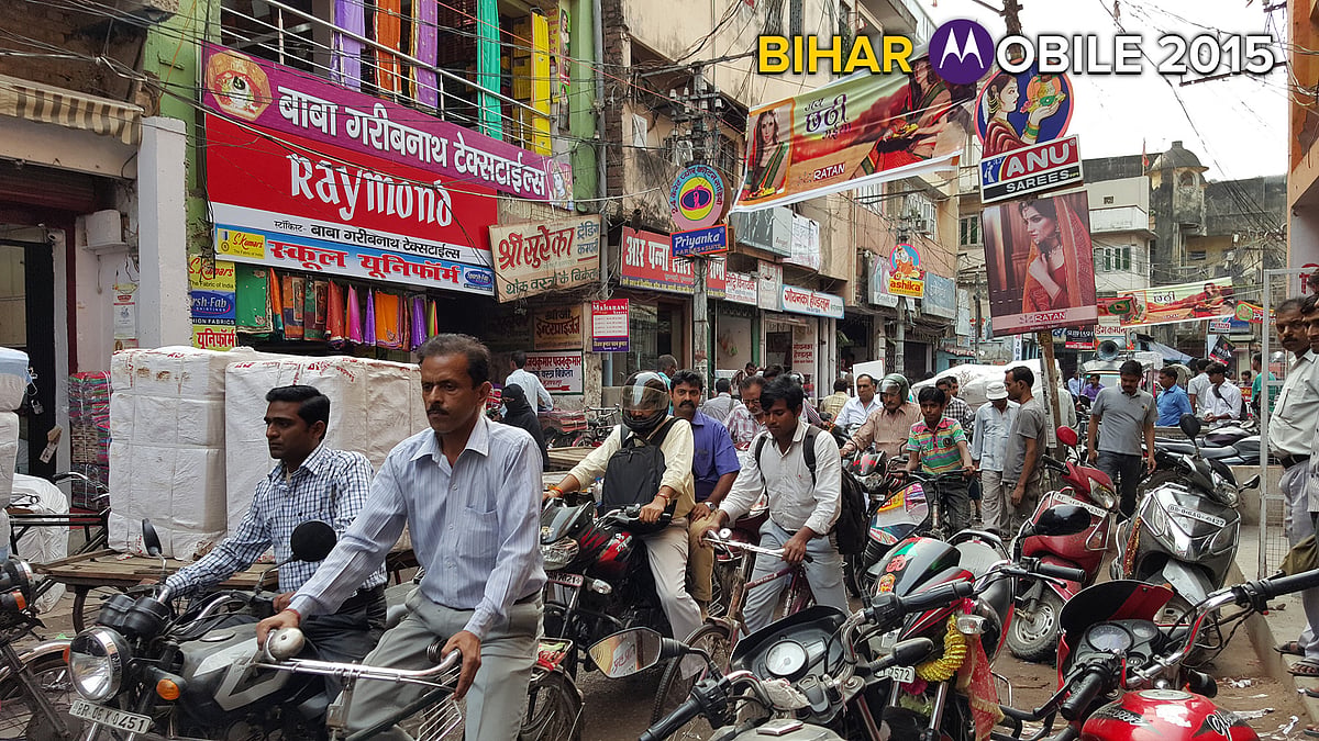 The busy and chaotic Sutapatti market. (Photo: The Quint)