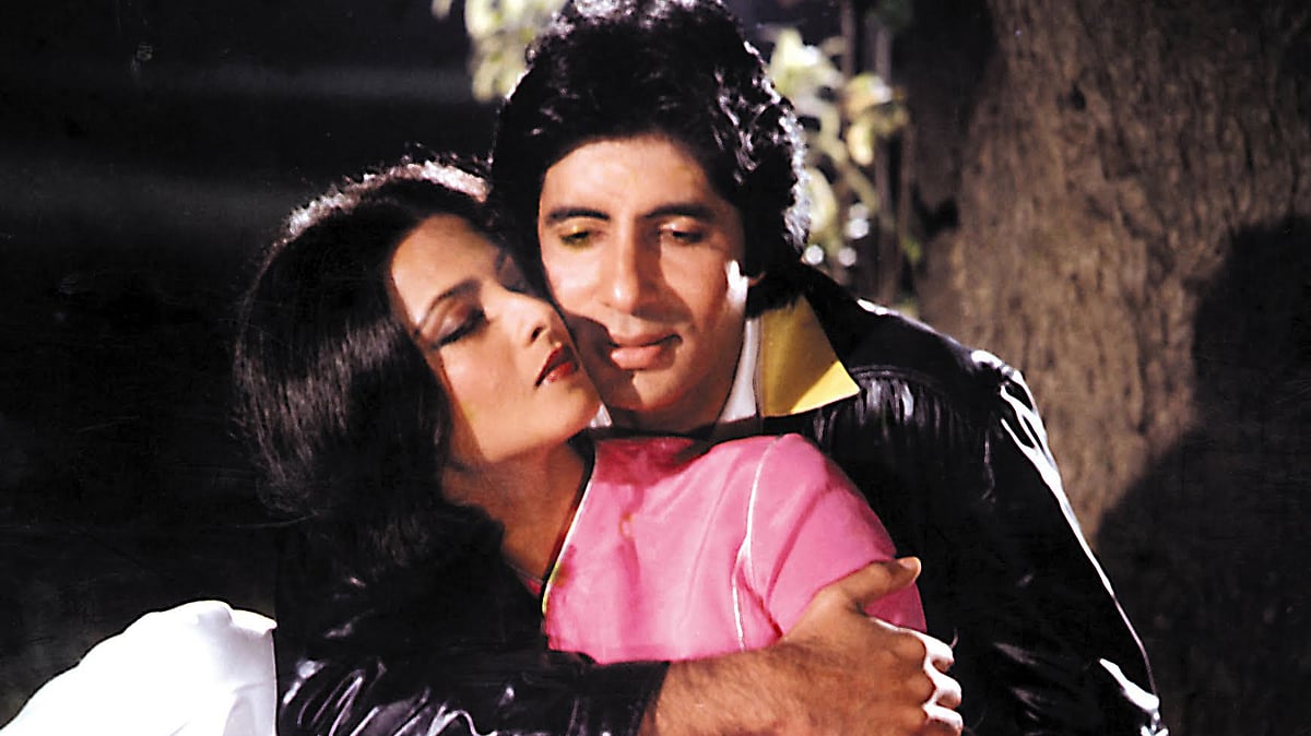Happy Birthday Rekha and Amitabh Bachchan! (Photo Courtesy: <a href="https://www.youtube.com/watch?v=lNTtNRc32FA">YouTube screengrab</a>)