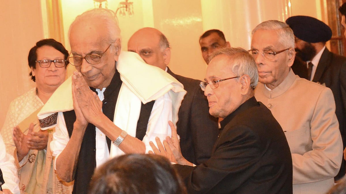 Noted Bengali poet Nirendranath Chakraborty with President Pranab Mukherjee at a function. (Photo: <a href="http://pib.nic.in/newsite/photo.aspx?photoid=51989">pib.nic.in</a>)