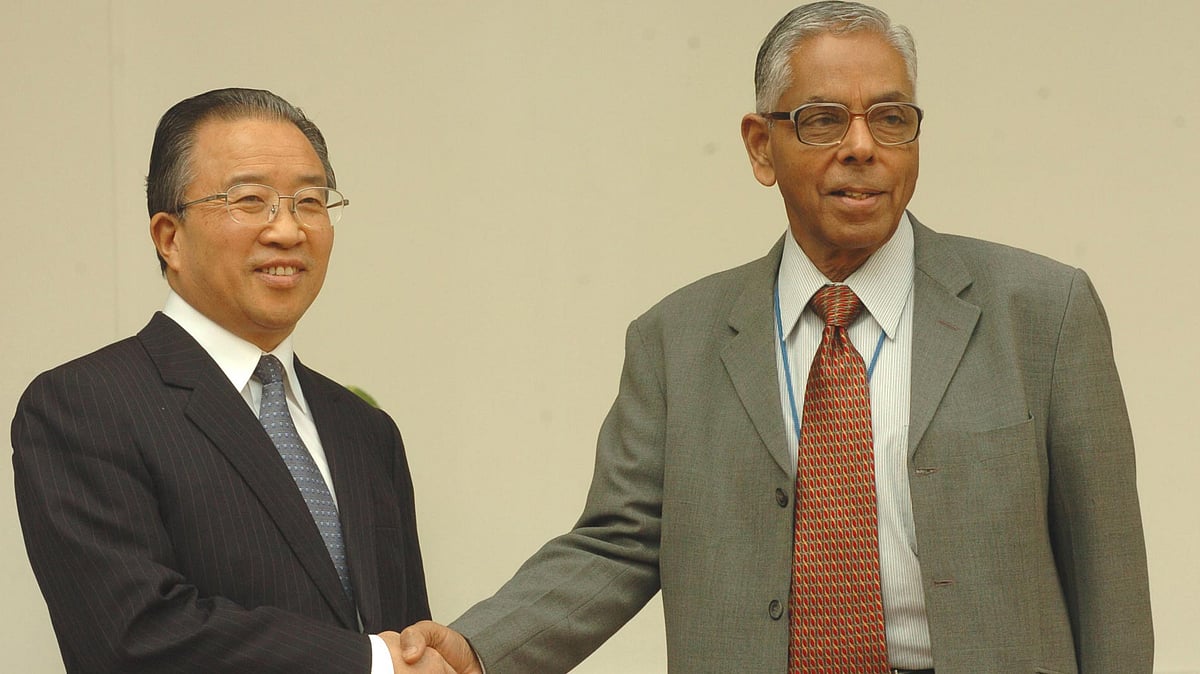 Former NSA MK Narayanan with Special Representative on the Boundary Question of the People’s Republic of China, Dai Bingguo in New Delhi on March 11, 2006. (Photo Courtesy: <a href="http://photodivision.gov.in/new/IntroPhotodetails.asp?thisPage=177">PIB</a>)