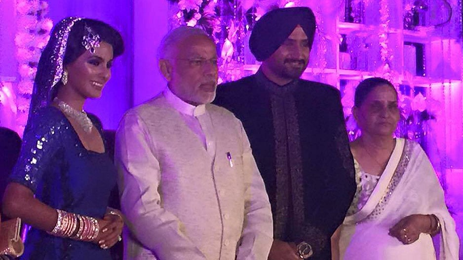 Newly weds Geeta Basra and Harbhajan Singh with Prime Minister Narendra Modi and Harbhajan’s mother at their reception in New Delhi. (Photo: <a href="https://www.facebook.com/CircleofCricket.HarbhajanSingh/?fref=ts">Facebook/Harbhajan Singh</a>)