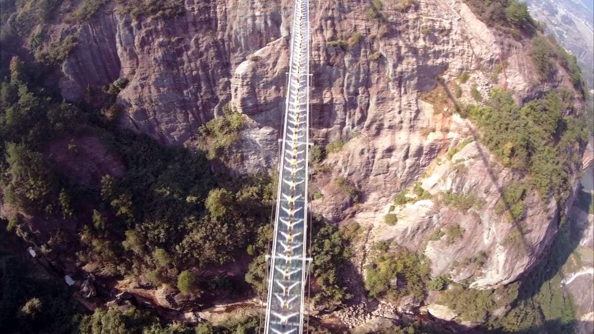 100 Yoga enthusiasts performing at a transparent hanging bridge in Hunan Province, China. (Photo: AP/Newsflare screengrab)