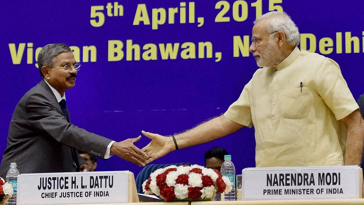 Prime Minister Narendra Modi shakes hand with Chief Justice of India HL Dattu at the inauguration of joint conference of the CMs and the CJs of High Courts, at Vigyan Bhawan in New Delhi. (Photo: PTI)