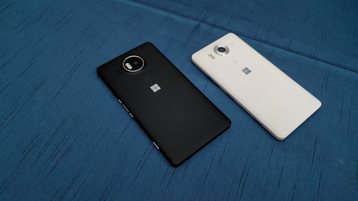 Microsoft Lumia 950XL (left) and Microsoft Lumia 950 (right). (Photo: <b>The Quint</b>)