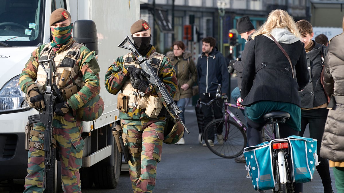 Belgian army soldiers patrols in the center of Brussels after the attack on Zaventem airport. (Photo: AP)
