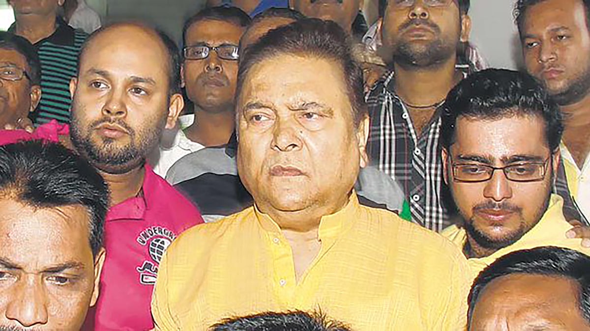 Madan Mitra surrenders after court order. (Photo: <a href="https://twitter.com/IndianExpress/status/667023044771119105">Twitter</a>)