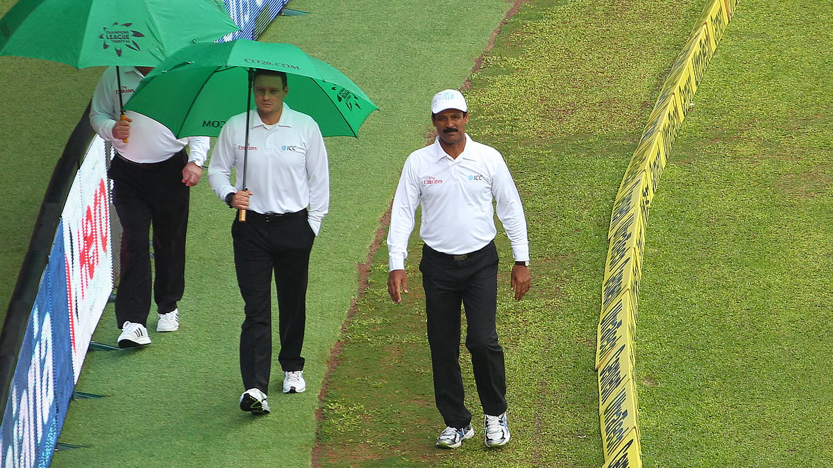 The umpires were forced to take an early call on day 3. (Photo: Ron Gaunt / BCCI / SPORTZPICS)