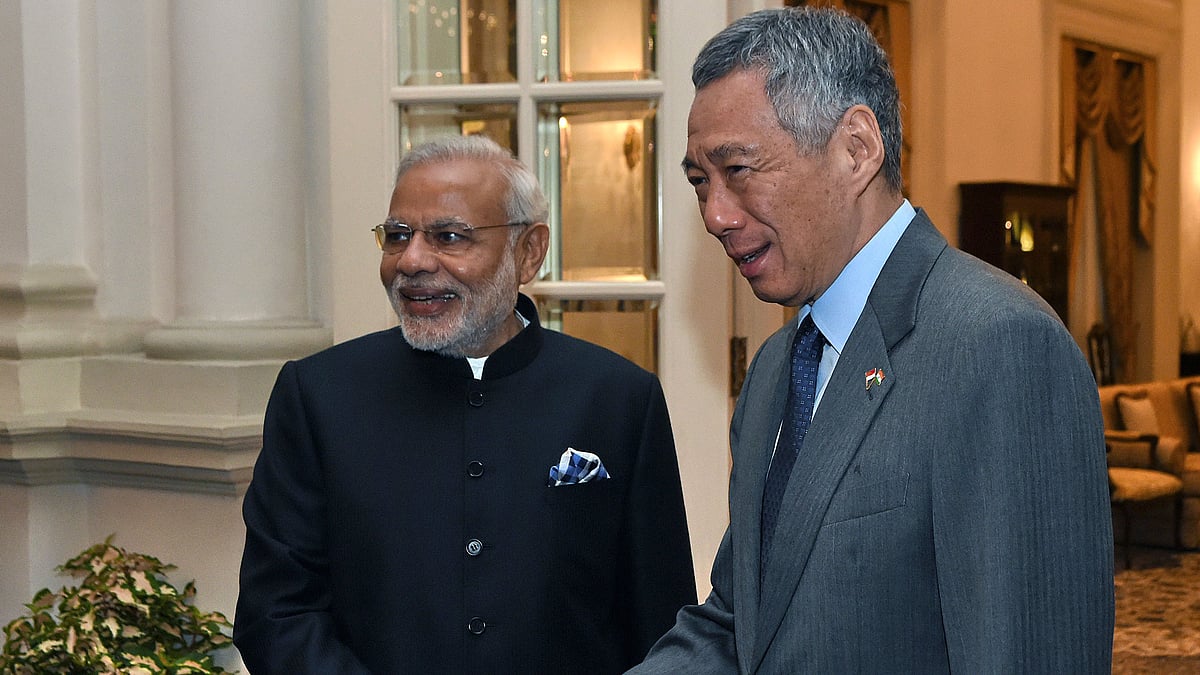 Prime Minister Narendra Modi with Singapore Prime Minister Lee Hsien Loong at the Presidential Palace on November 24, 2015 in Singapore. (Photo: AP)