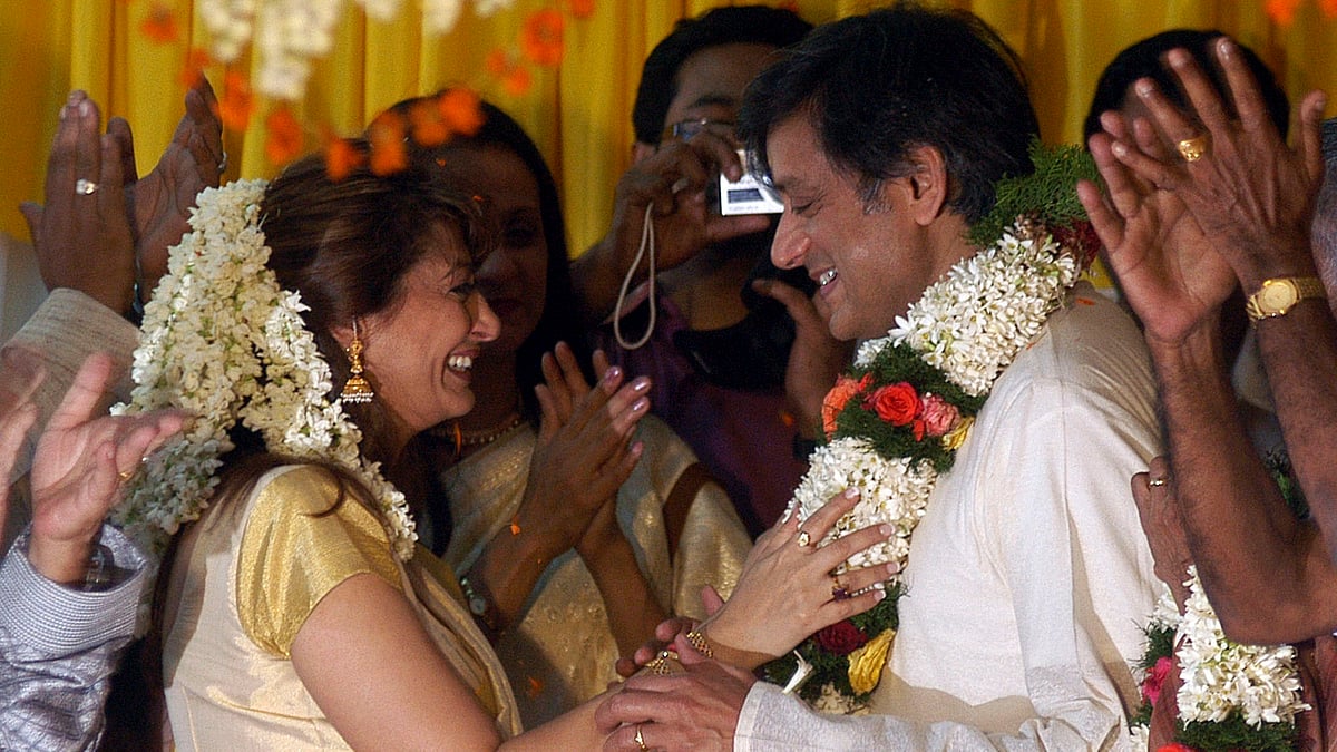 Sunanda Puskhar (L) and her husband Shashi Tharoor during their wedding ceremony in Kerala. (Photo: Reuters)