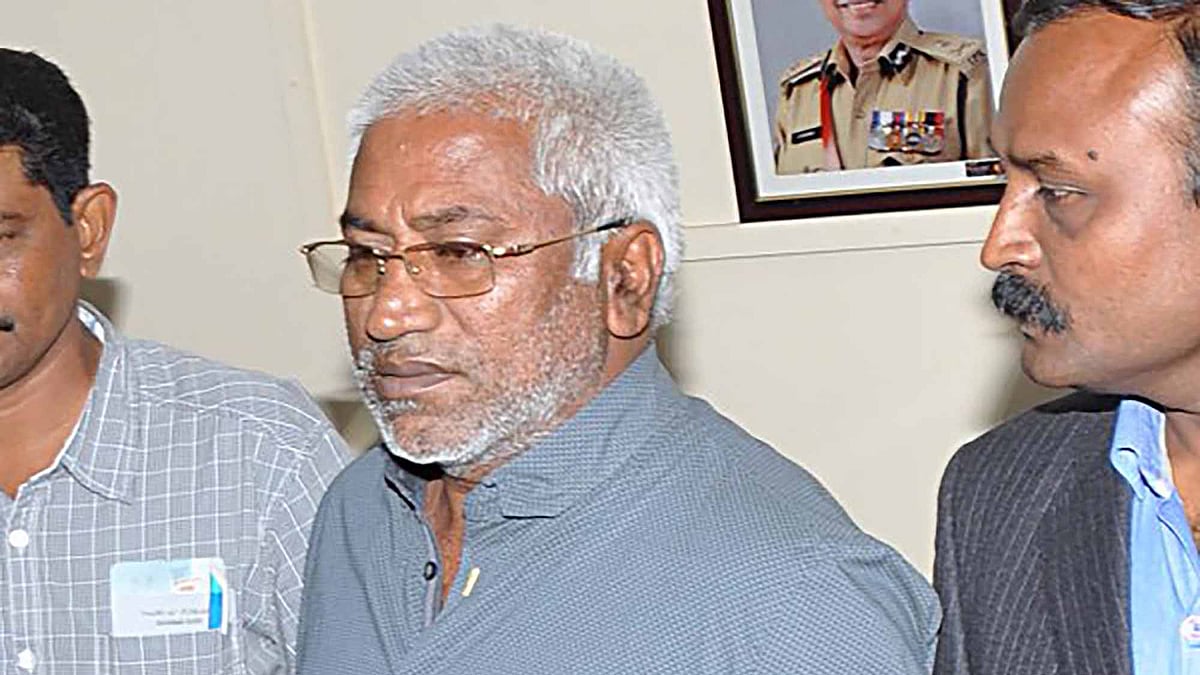 

Kollam Gangi Reddy in police custody. (Photo: <a href="https://twitter.com/PVSIVAKUMAR1/status/665893138091802625">Twitter</a>)