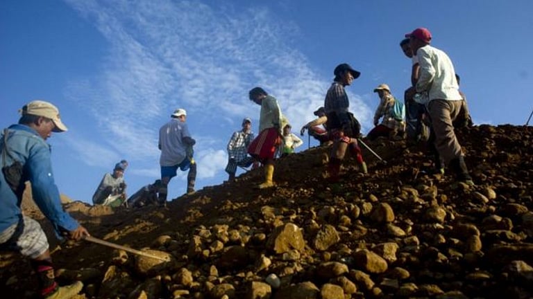 Myanmar mine landslide kills nearly a 113 people (Photo: Twitter/<a href="https://twitter.com/radiopratica/status/668369045784236032">@radiopratica</a>)