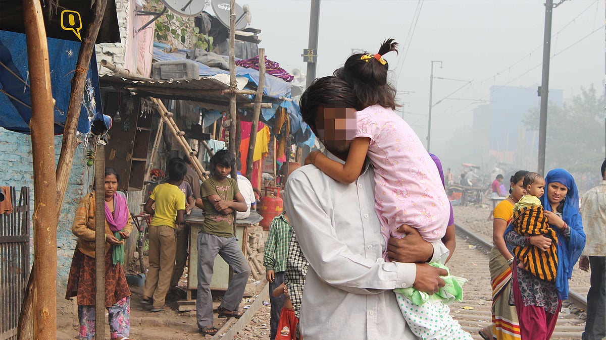 Choti Nirbhaya’s father carrying her to court. (Photo: The Quint)