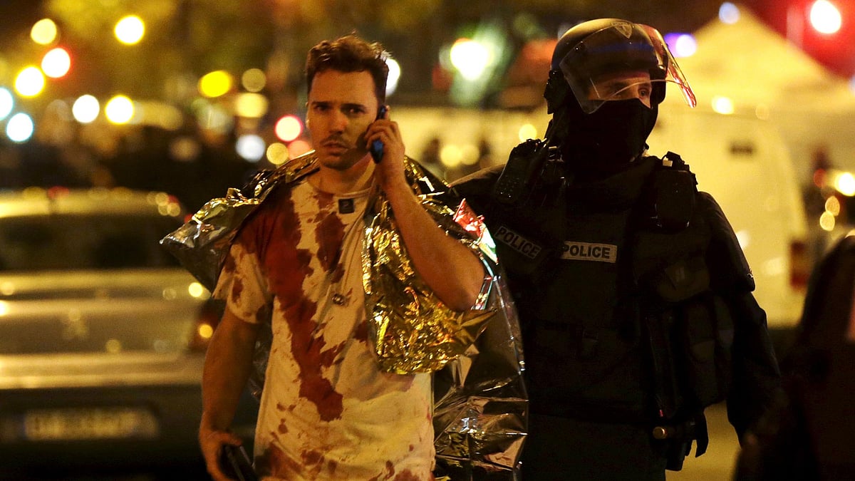Paris police help a victim outside the Bataclan theatre. (Photo: Reuters) 