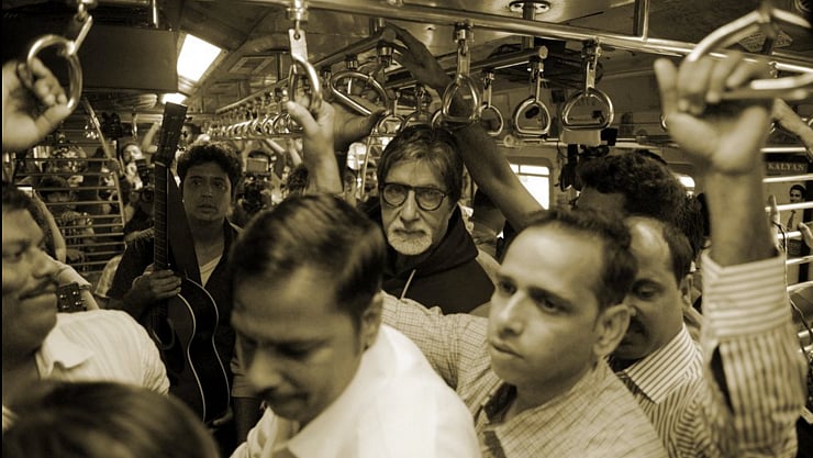 Amitabh Bachchan gets a feel of the Mumbai local rush (Photo courtesy: Twitter/@SrBachchan)