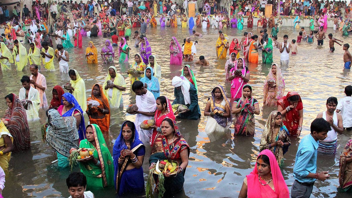 A file photo of devotees performing prayers during Chhath Puja at Sheetala Mata Mandir in Gurgaon, Haryana.&nbsp;