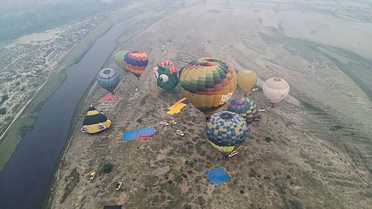 Helicopter view of the hot-air balloons. (Photo: <a href="https://twitter.com/TajMahal/status/665792626885545984">Twitter</a>)