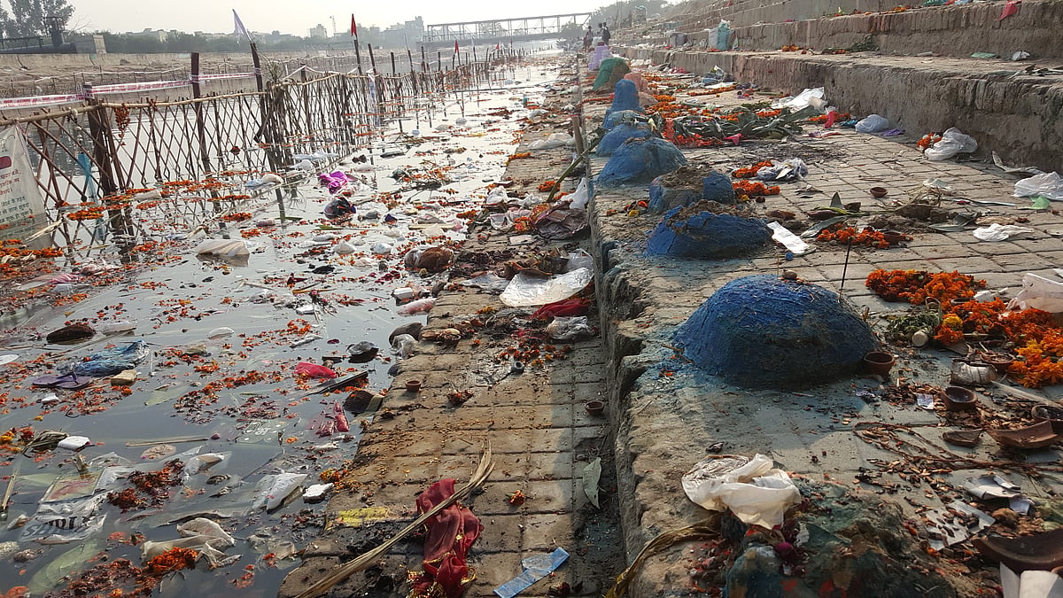 The sight of a ghat in Delhi’s Kalyanpuri after the four day festival of Chhath. (Photo: <b>The Quint</b>)