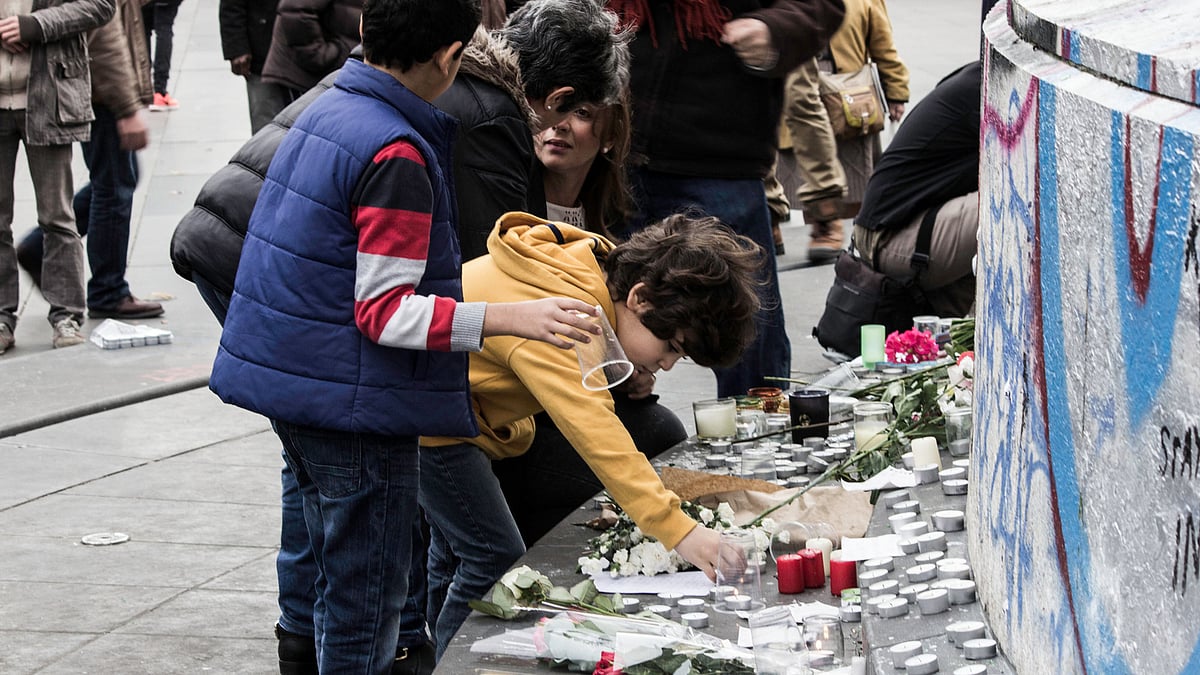 Children light candles as people mourn the deaths of innocent civilians in the 13/11 terror attacks in Paris. (Photo: Karan Sarnaik)