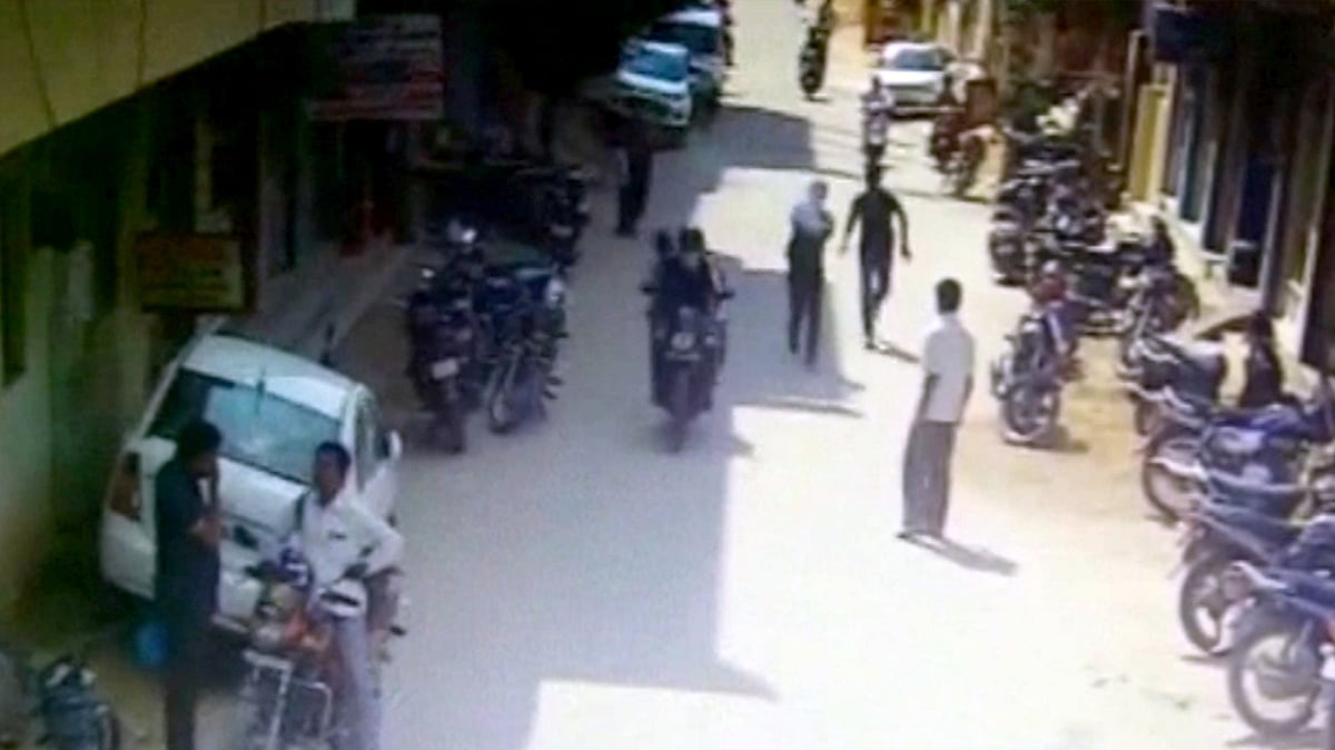 A chain snatching incident took place at a junction in Hyderabad on Monday. (Photo: ANI screengrab)