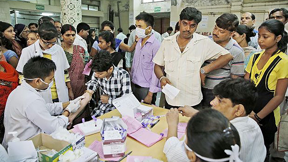 Patients line up to get their blood tested for dengue detection. (Photo: PTI)