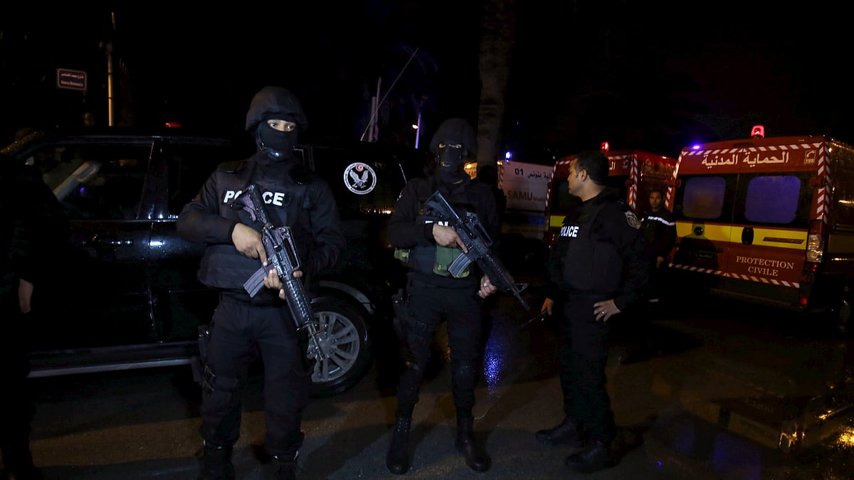 Tunisian police officers are pictured after an attack on a military bus in Tunis, Tunisia on November 24, 2015. (Photo: Reuters) 
