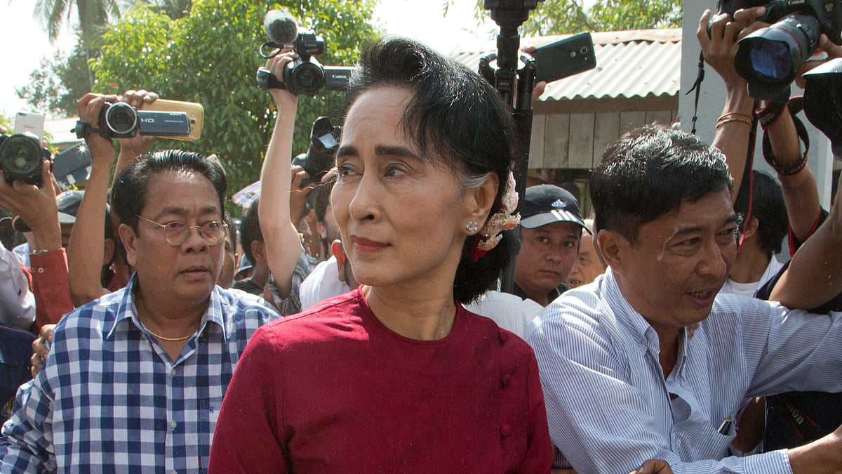 Leader of Myanmar’s National League for Democracy party, Aung San Suu Kyi visits a polling station on the outskirts Yangon, Myanmar, 8 November 2015. (Photo: AP)