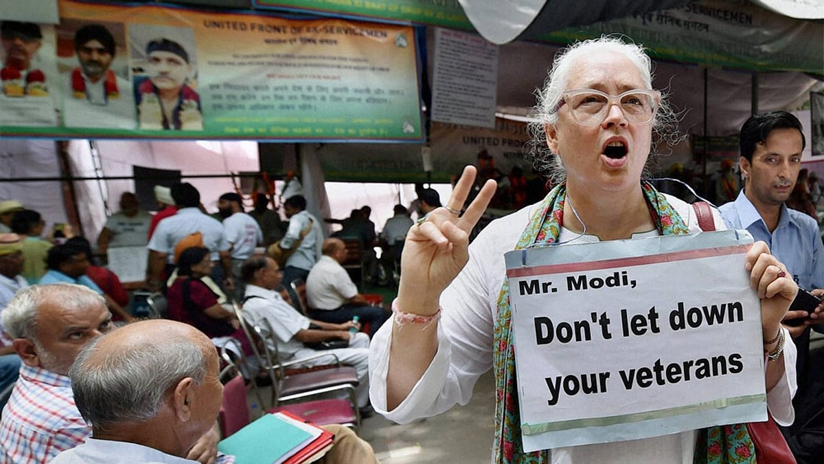 Social activist Nafisa  Ali showing her support to ex-servicemen agitating for OROP at Jantar Mantar. (Photo: PTI)