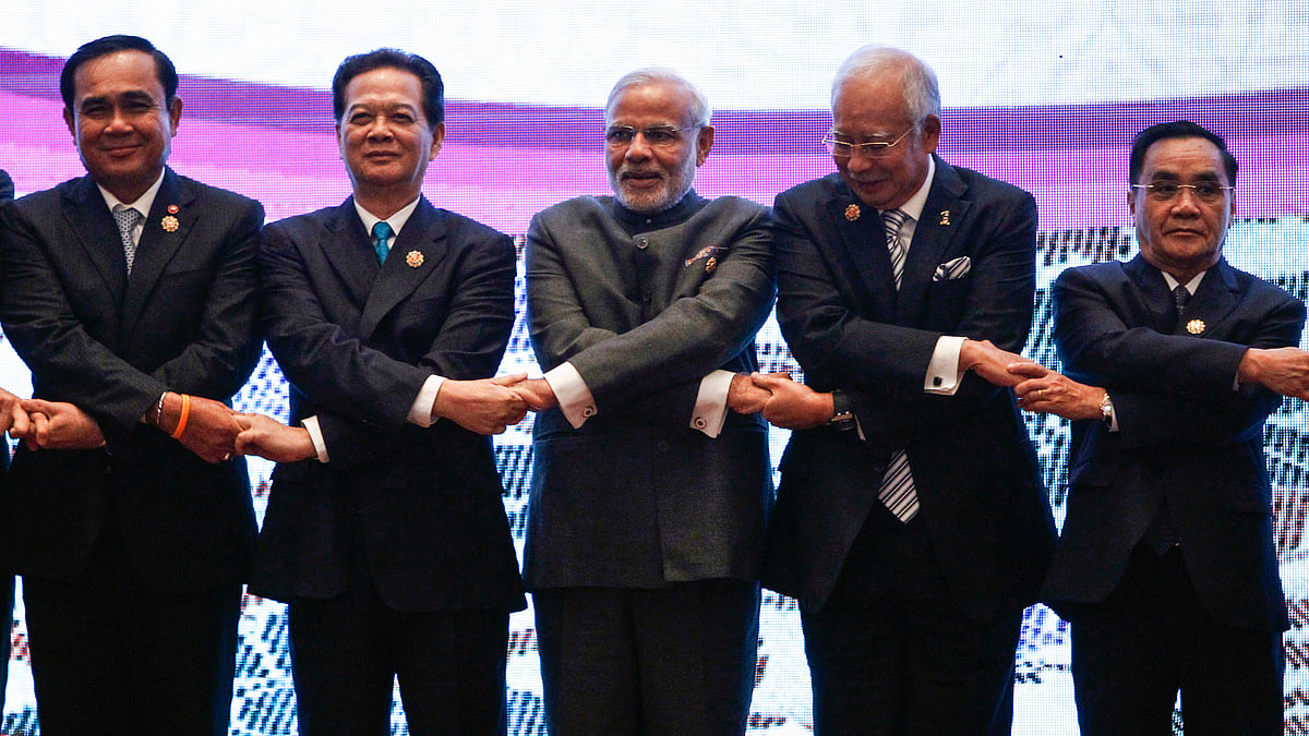 Indian Prime Minister Narendra Modi with ASEAN leaders on Saturday, November 21, 2015. (Photo Courtesy: AP)
