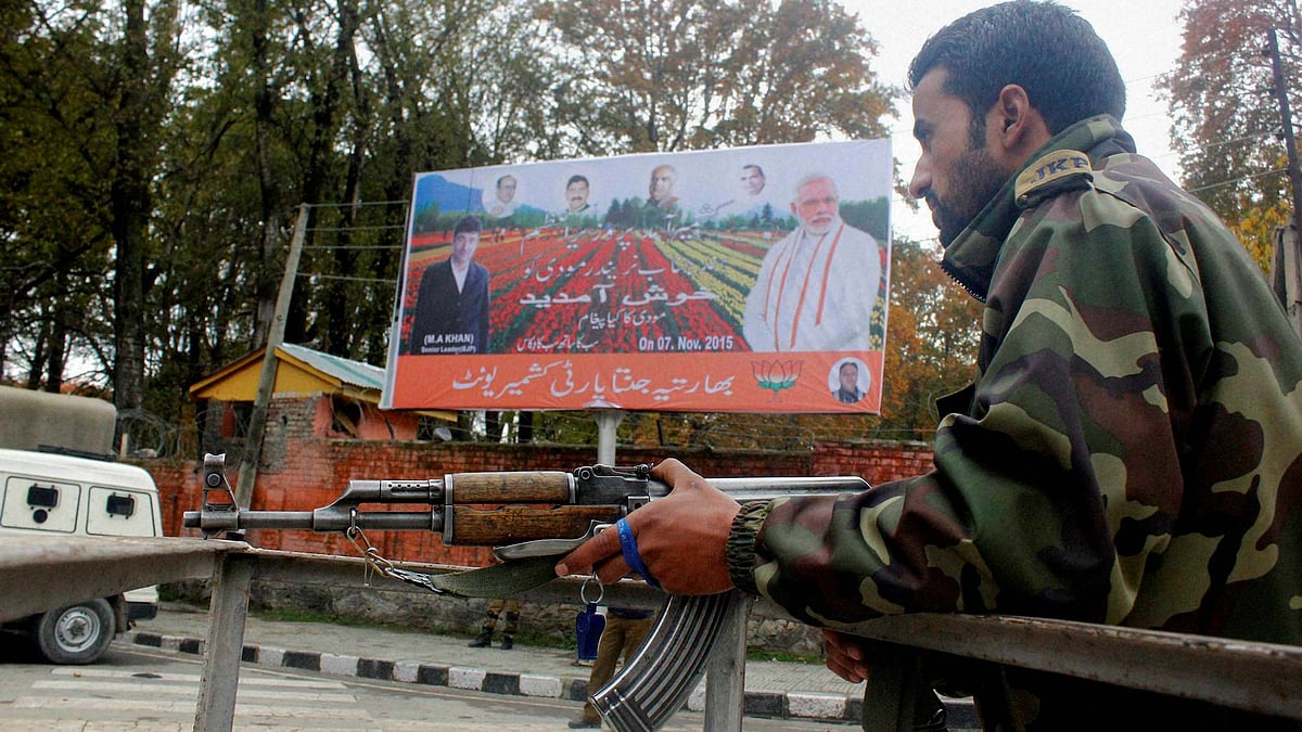 A security personal keeping vigilance during high alert ahead of PM Modi’s visit to Srinagar on Wednesday. (Photo: PTI)