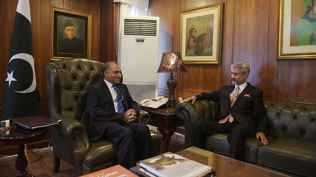 Indian Foreign Secretary Subrahmanyan Jaishankar (right) with his Pakistani counterpart Aizaz Chaudhry in Islamabad in March 2015. (Photo: AP)