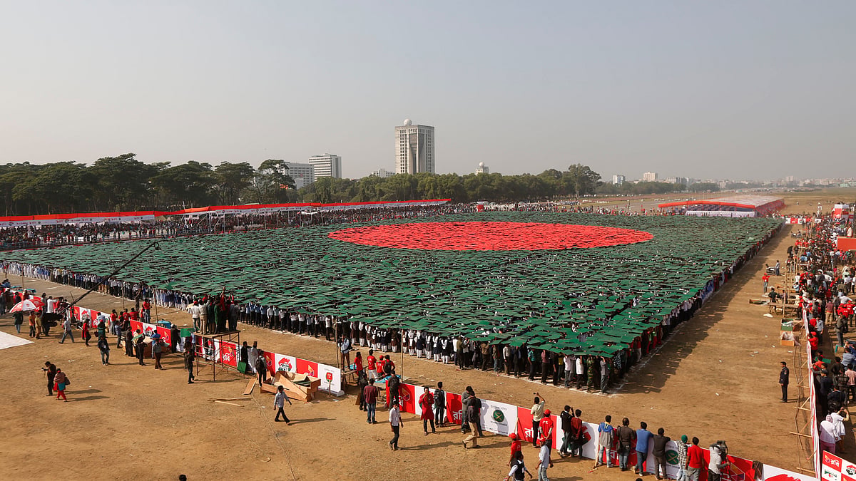 Volunteers form a large flag of Bangladesh as the nation celebrates National Victory Day at the National Parade ground in Dhaka on December 16, 2013. (Photo: Reuters)