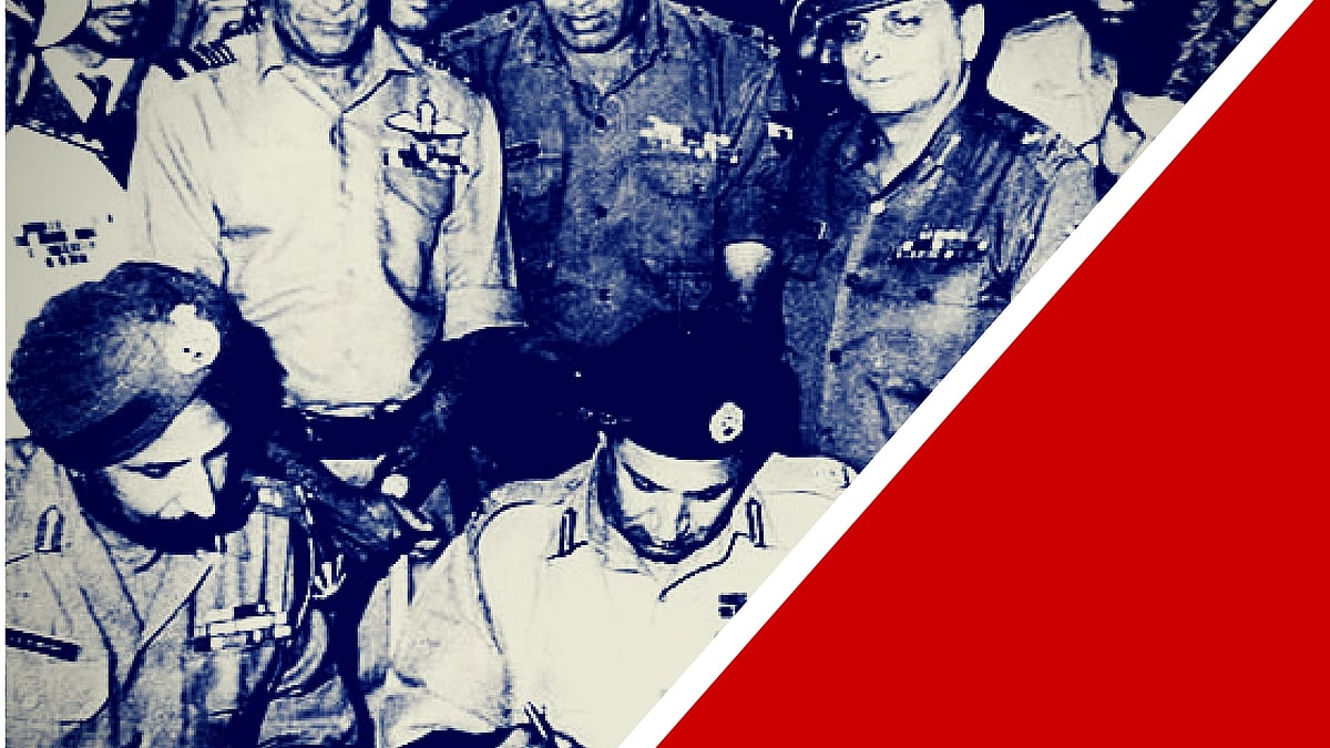 Lt Gen Niazi signing the Instrument of Surrender under the gaze of Lt Gen Aurora. (Photo:<b> </b>Altered by<b> The Quint</b>)