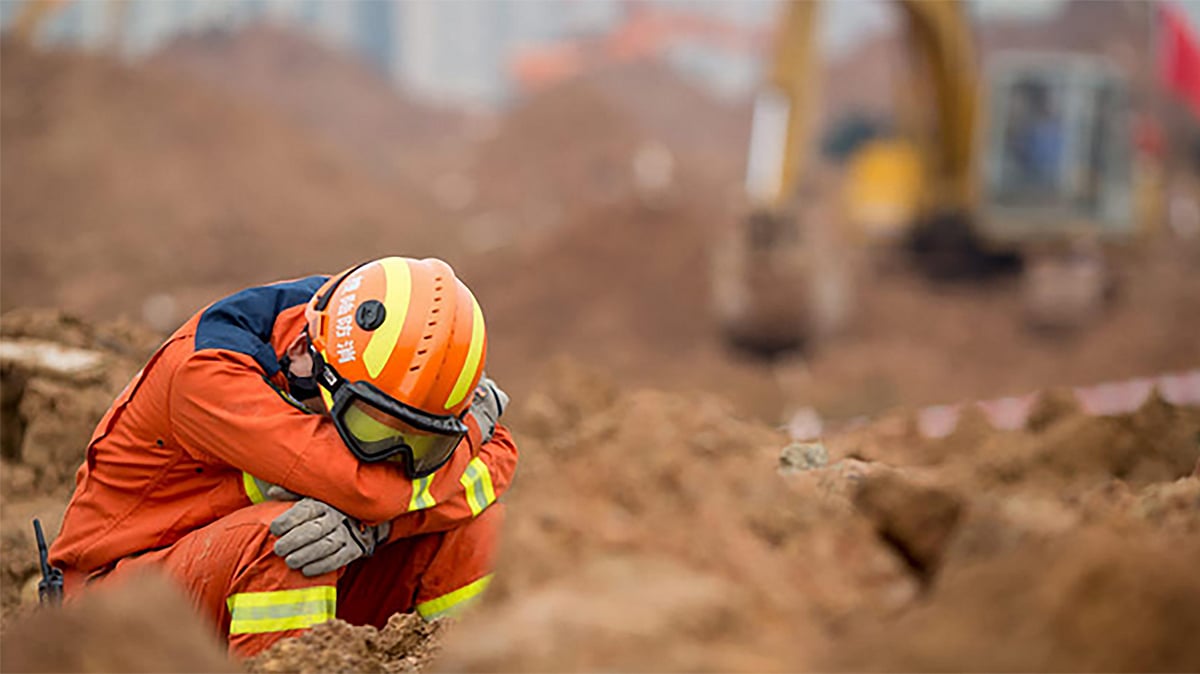 An exhausted man involved in rescue operations in China after the massive landslide. (Photo: <a href="https://twitter.com/latimes/status/679018552922345473">Twitter</a>)
