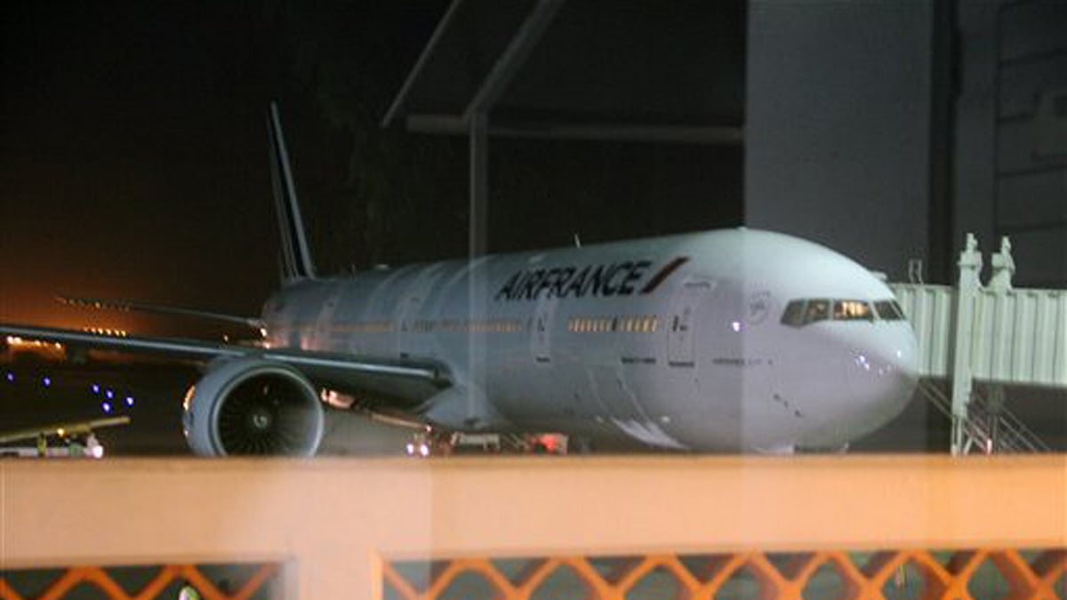 An Air France plane which arrived to pick up passengers after a bomb scare on their flight earlier from Mauritius. (Photo: AP)
