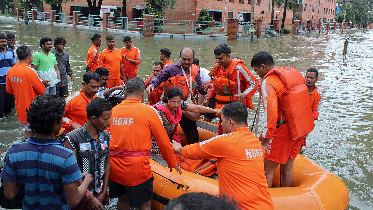 NDRF personnel rescue flood victims in Chennai. (Photo: AP)