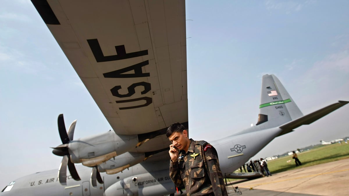 An Indian Air Force (IAF) special forces “Garuds” officer talks on his mobile phone during ‘Cope-India-09’, a joint exercise between the IAF and the US Air Force on the outskirts of Agra, October 19, 2009. (Photo: Reuters)