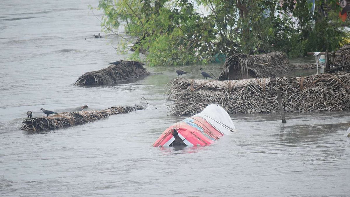 Huts in Saidapet slums completely submerged in flood water. (Photo Courtesy: Sushmitha Ram)