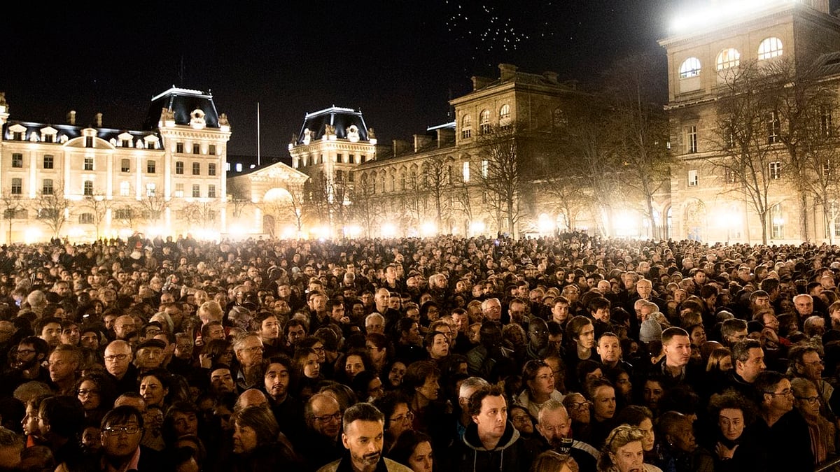 People gather for a national service for the victims of the terror attack at the Notre Dame cathedral in Paris, Sunday, November 15, 2015. (Photo: AP)