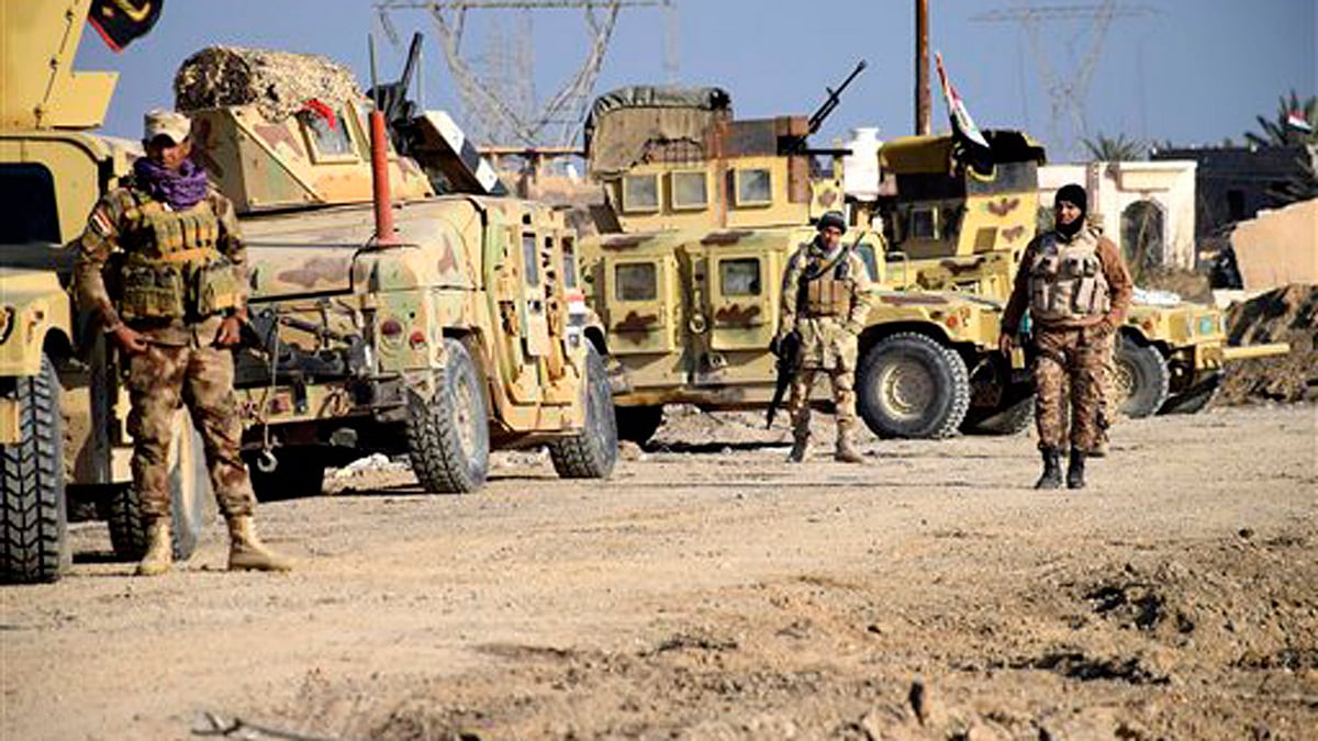 Iraqi soldiers advance their position to retake Ramadi. (Photo: AP)