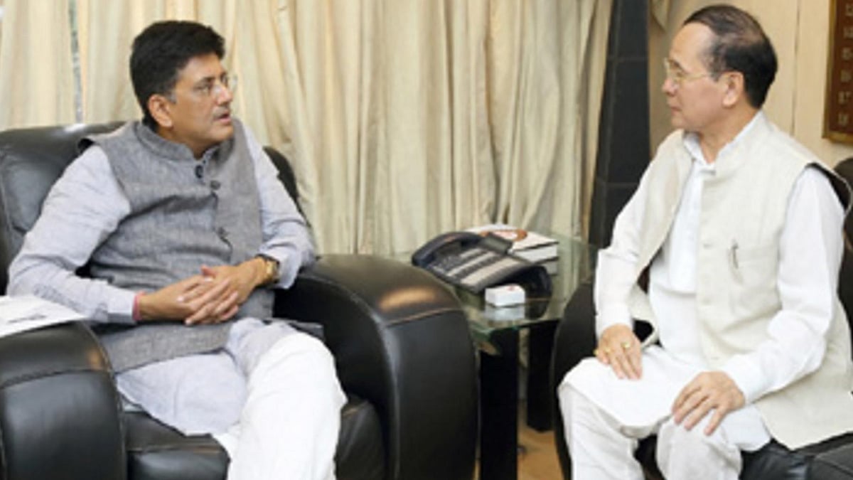 Power Minister Piyush Goyal and Chief Minister of Arunachal Pradesh Nabam Tuki. (Photo: <a href="http://powermin.nic.in/upload/photo_gallery/large_images/AP_CM_Nabam_Tuki_meeting_Goyal_ii.jpg">Power Minister’s Website</a>)