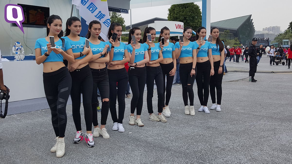 Fangirls of Huawei Honor pose at Summer Universiade, Shenzhen. (Photo: <b>The Quint</b>)