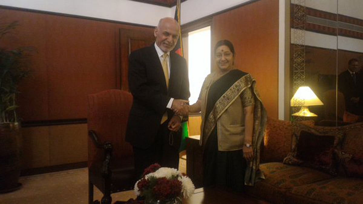 Afghanistan President Ashraf Ghani (L) with External Affairs Minister Sushma Swaraj (R) in Islamabad, Pakistan on December 9, 2015. (Photo: <a href="https://twitter.com/MEAIndia/status/674469364020678656">Twitter.com/@MEAIndia</a>)