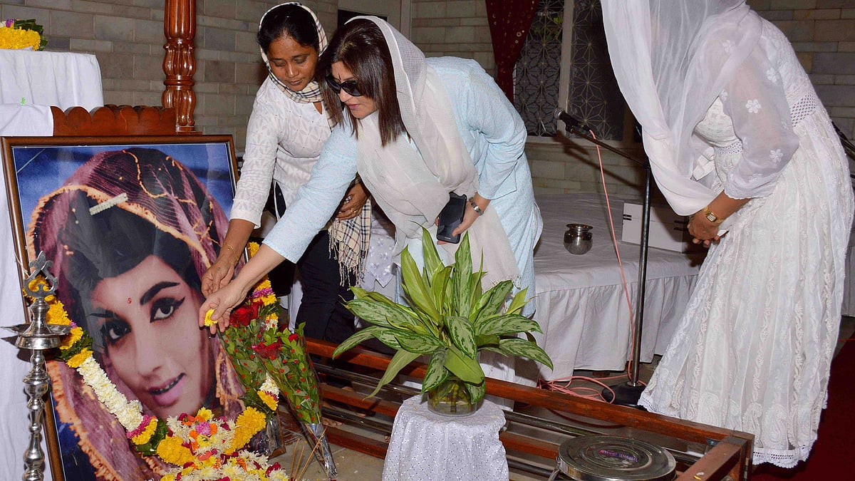 Actress Sarika pays her respects at Sadhana’s <i>chautha</i> ceremony (Photo: Yogen Shah)